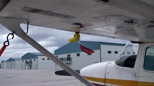 Entfernen Sie das Etikett vor dem Flug auf dem Flugzeugflügel, der am Flughafen vom Wind verweht wurde. Nahaufnahme