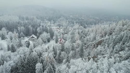 Luftbild über Winter City in den Bergen