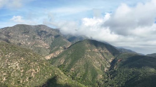 Luftaufnahme der zerklüfteten Landschaft der San Gabriel Mountains