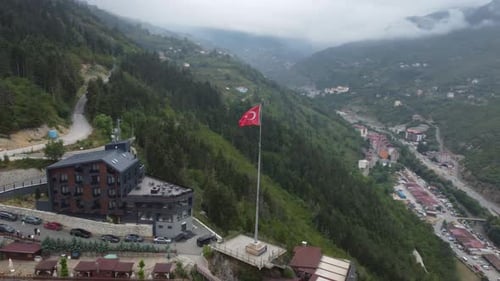 Die türkische Flagge bewegt sich im stetigen Wind Uhd