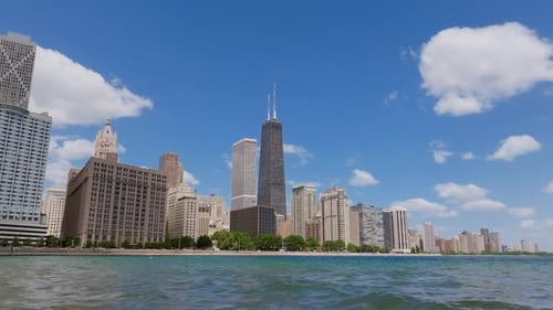 Statische Aufnahmen auf dem Gipfel des Michigansees mit der Innenstadt von Chicago und der 875 North Michigan Avenue s
