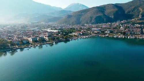 Touristische Stadt Fethiye in der Türkei an der Ägäis