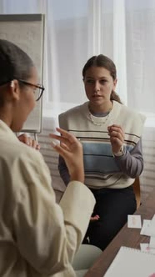Étudiant adolescent et tuteur méconnaissable ayant un cours privé à la maison