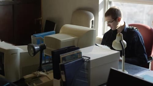 Policial na delegacia em computador HD