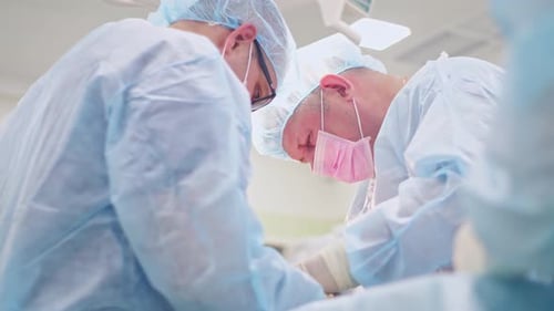 der Chirurg führt eine Operation durch