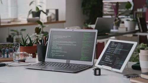 Mesa de desenvolvedor de software na startup de TI com laptop e tablet