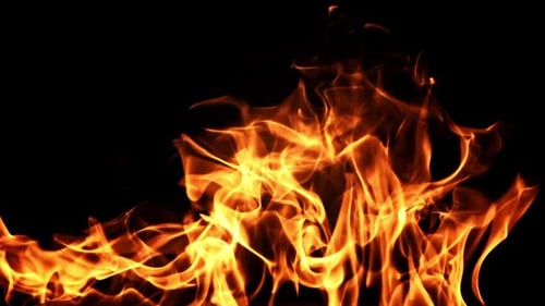 Die Zungen der hellen Feuerflamme in Superzeitlupe