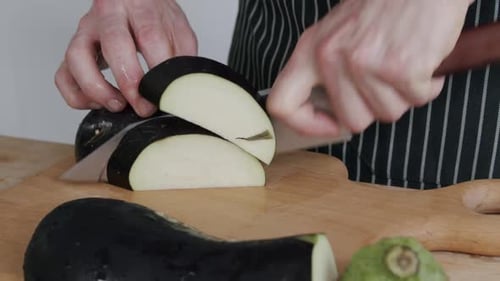 Chefkoch schneidet Auberginen Aufgenommen in 2,8k bei 100 Bildern pro Sekunde, herunterskaliert
auf 1080p