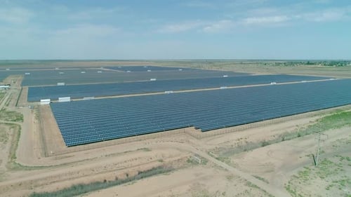 Luftaufnahme einer riesigen Solarzellenstation aus der Vogelperspektive, alternative erneuerbare grüne Energie