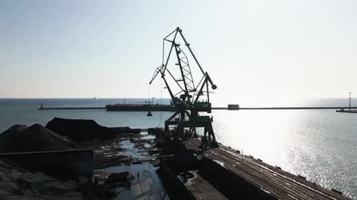 zwei große Kräne in einem Containerschiff Hafen, Hafen, Drohne