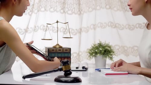 Un abogado y un juez elaboran una solución legal que brinde equidad y justicia
