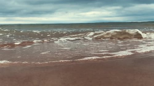 Wunderschöne Landschaft, eine Welle läuft am sandigen Ufer des Meeres.