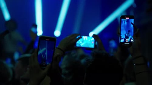 Konzert auf Telefonen mit wechselnden Lichtern aufnehmen