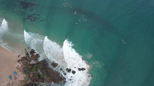 Türkisfarbene Meereslandschaft am Pass Beach in Byron Bay, Australien — Luftbild von oben nach unten