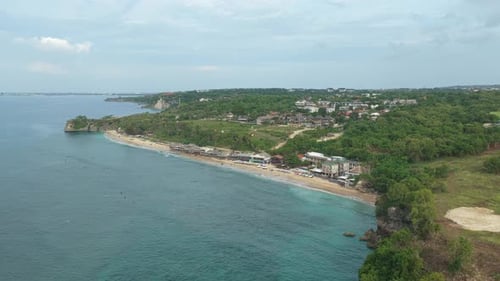 Malerische Luftaufnahme des Balangan-Strandes auf Bali, Indonesien