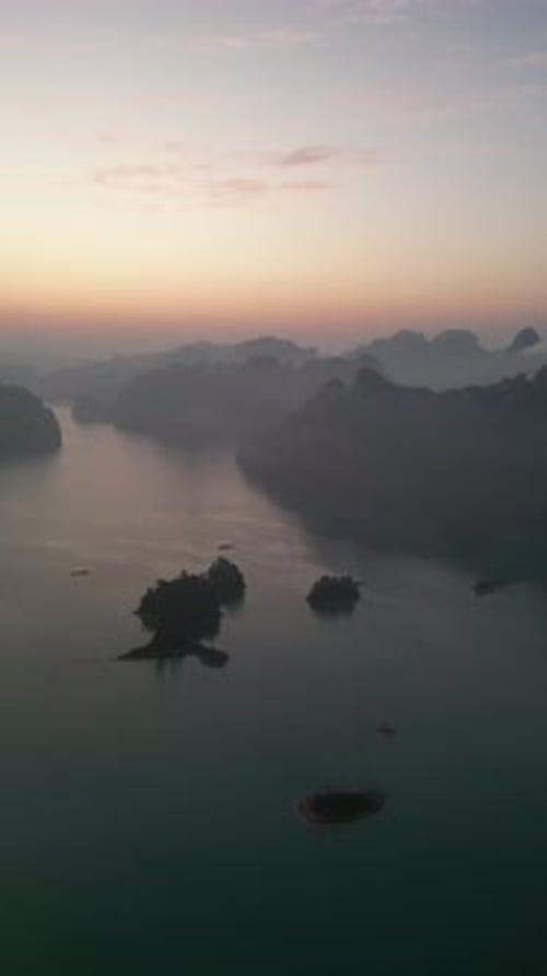 Vista aérea de paisagens incríveis no Parque Nacional Khao Sok, Tailândia
