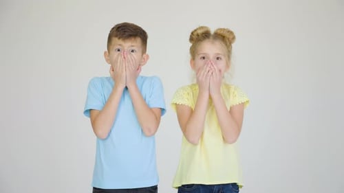 Zwei überraschte Kinder wurden mit den Händen im Mund schockiert