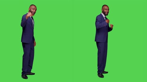 Empleado masculino en traje haciendo una señal para venir