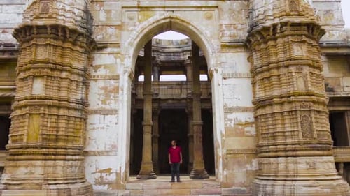 Un homme explorant la mosquée Kevada est une mosquée de Champaner, dans l'État du Gujarat. Il est également connu sous le nom de kevda masji
.