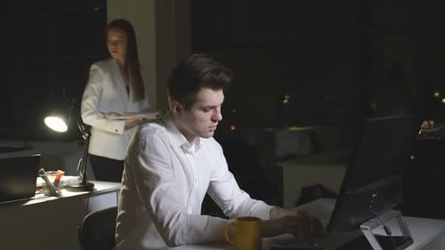 Le chef de bureau fait des heures supplémentaires, la femme aime son travail