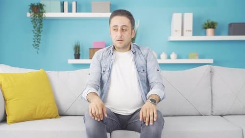 Der Mann gerät in Panik.