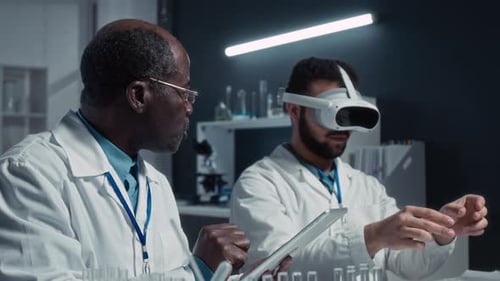 Multiethnischer männlicher Student mit VR-Headset und Professor bei der Durchführung eines Experiments