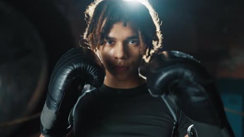 Porträt eines gutaussehenden Boxerkämpfers, der in die Kamera schaut und darauf wartet, Angriff, Motivation und Energie in