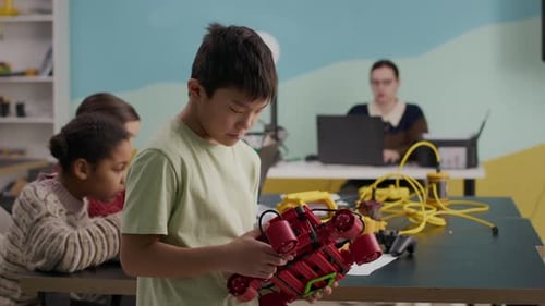 Porträt eines asiatischen Jungen im Kurs für moderne Robotik