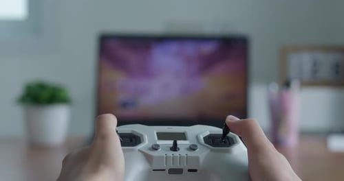 Nahaufnahme von Details eines Mädchens, das einen Drohnenflug im Simulator und mit Joystick-Controllern steuert