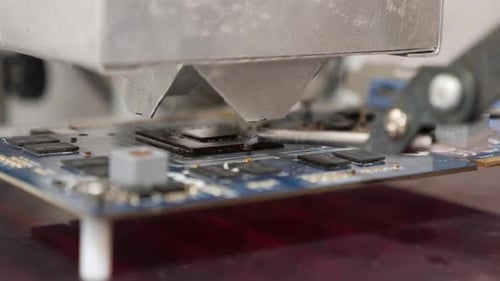 T58, Bei der Reparatur eines Mainboards wird der Chip an einer Lötstation ausgelötet. Reparieren und warten