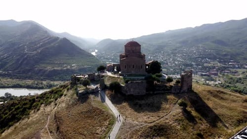 Mtskheta, Geórgia: O Mosteiro de Jvari fica orgulhoso à beira do rio, emoldurado por montanhas. Vista aérea revelada