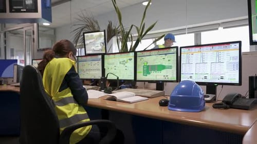 Técnico industrial trabajando en la sala de control de monitoreo