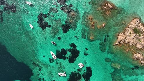 Küste als Hintergrund von oben. Drohnenansicht einer Segelyacht und Boote. Landschaft aus der Luft.