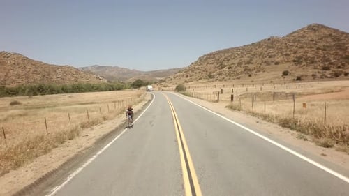 Des cyclistes courent sur la route entre de grandes montagnes 6