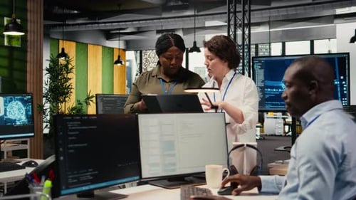 Programmierer im Büro automatisieren Arbeitsabläufe mithilfe künstlicher Intelligenz