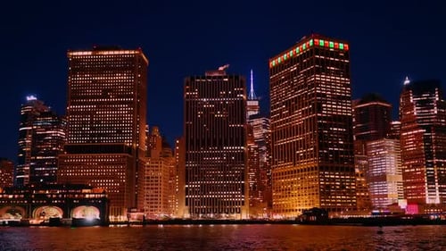 Modernos rascacielos de Nueva York con iluminación encendida por la noche.