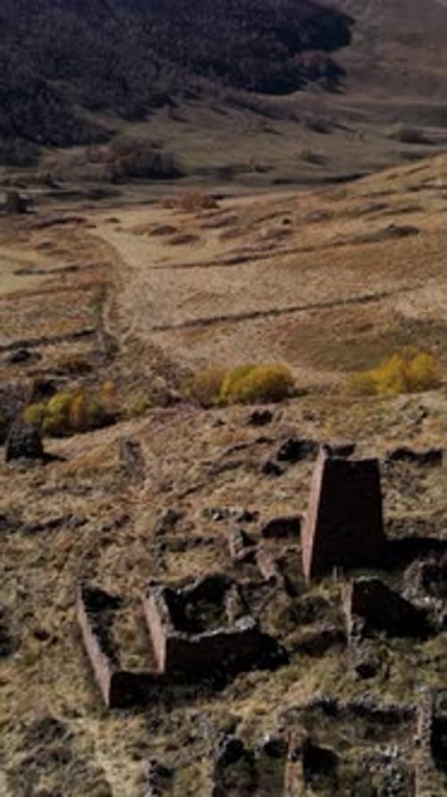 Ancien cimetière avec les ruines d'anciennes tombes situées dans les montagnes, images, vue aérienne de l'ancienne