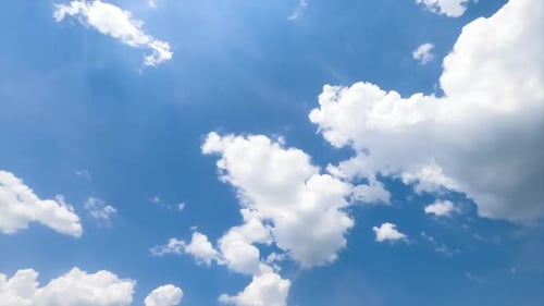 Hermosos rayos de sol que atraviesan las suaves y ligeras nubes del cielo azul del verano.