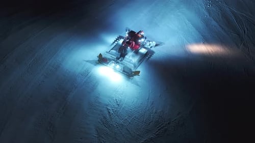 Une magnifique scène nocturne mettant en scène une dameuse à neige à Courchevel, en France, capturant la magie