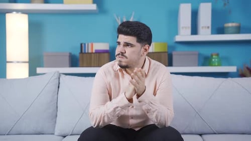 Un joven deprimido y preocupado llega a casa.