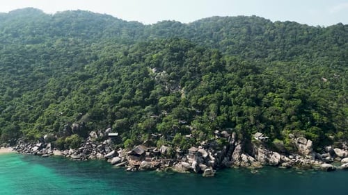 Mango Bay, na Ilha de Ko Tao, Tailândia, resort à beira-mar com cabanas rochosas na costa, foto de aproximação aérea