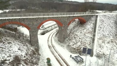 Viaduc ferroviaire historique dans un paysage hivernal vu d'un Drone