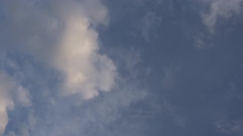 Nuvens fofas contra um céu azul ao pôr do sol, Time Lapse
