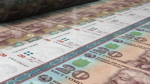 20 billets de Somoni tadjiks sur une machine à imprimer
