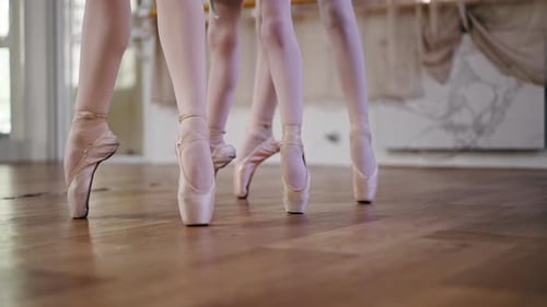 Nahaufnahme von Ballerinas Legs Professionelle Ballettschule für Kinder und Mädchen im grünen Bodysuit beim Tanzen