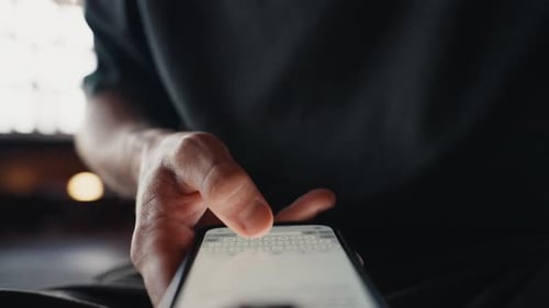 Mann tippt eine Nachricht auf einem Smartphone