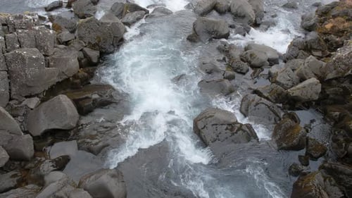 Río de montaña con agua cristalina La corriente de agua fluye sobre las piedras en Islandia de alta calidad
