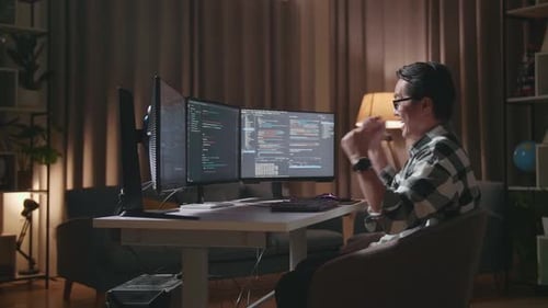 Programador asiático masculino comemorando o sucesso ao criar engenheiro de software desenvolvendo aplicativo e programa