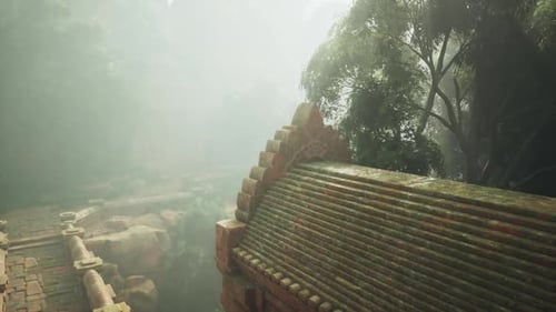 Ancien temple émergeant de la brume dans la jungle dense du Vietnam