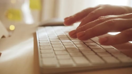 Weibliche Hände, die SMS auf der Tastatur schreiben, Nahaufnahme, Software, Online-Bildungs-Apps, modernes technisches Konzept